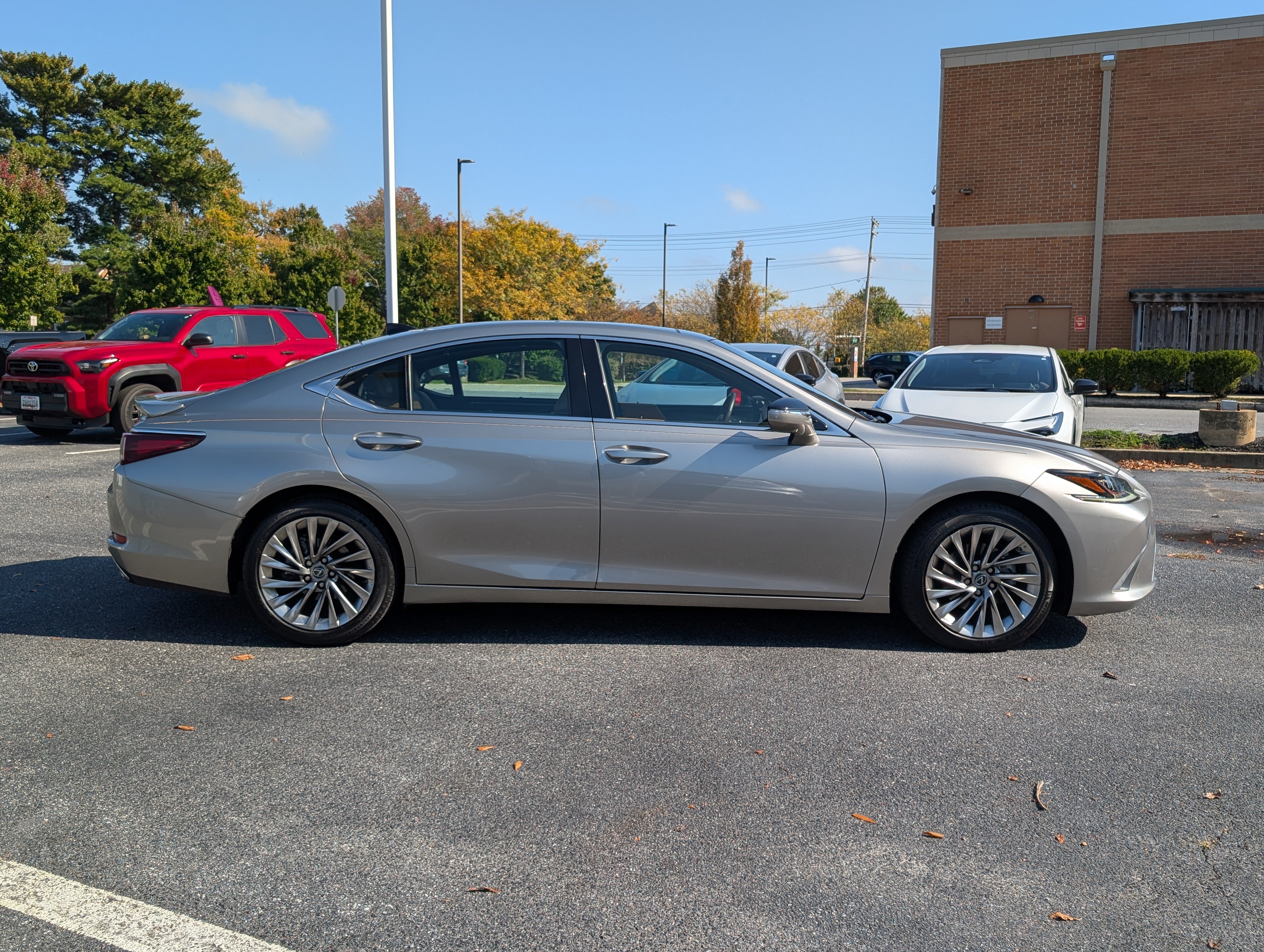 Used 2020 Lexus ES 350 Ultra Luxury w/ Accessory Package 2 FWD image 2