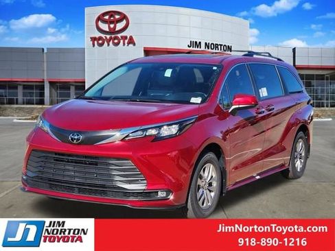 New 2026 Toyota Sienna XLE FWD image 2