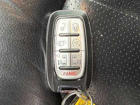 Used 2018 Chrysler Pacifica Touring-L FWD image 39