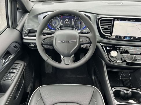 New 2026 Chrysler Pacifica Limited image 14