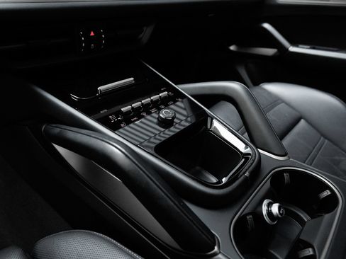 Certified 2025 Porsche Cayenne Turbo AWD/4WD image 27