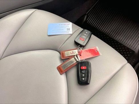 Used 2023 Toyota Highlander XLE FWD image 11