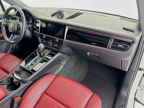 Used 2025 Porsche Macan image 33
