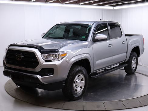 Used 2018 Toyota Tacoma SR image 2