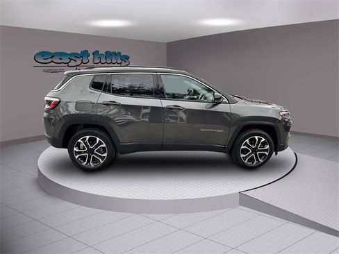 Certified 2022 Jeep Compass Limited image 2