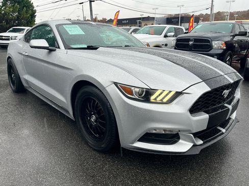 Used 2015 Ford Mustang Coupe image 3