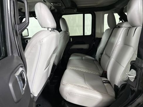 Used 2022 Jeep Wrangler Unlimited Sahara image 25
