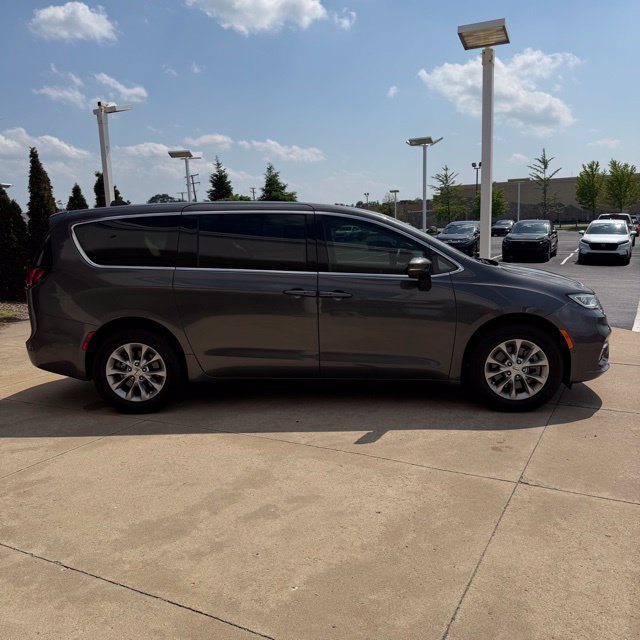 Used 2023 Chrysler Pacifica Touring-L AWD/4WD image 7