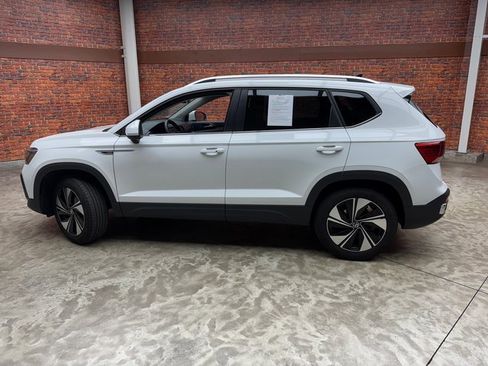 Used 2024 Volkswagen Taos SE image 3