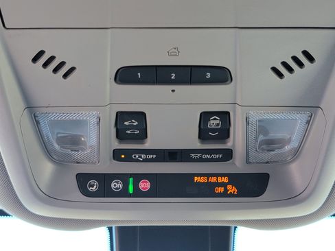 Used 2022 GMC Terrain SLT w/ Tech Package image 18