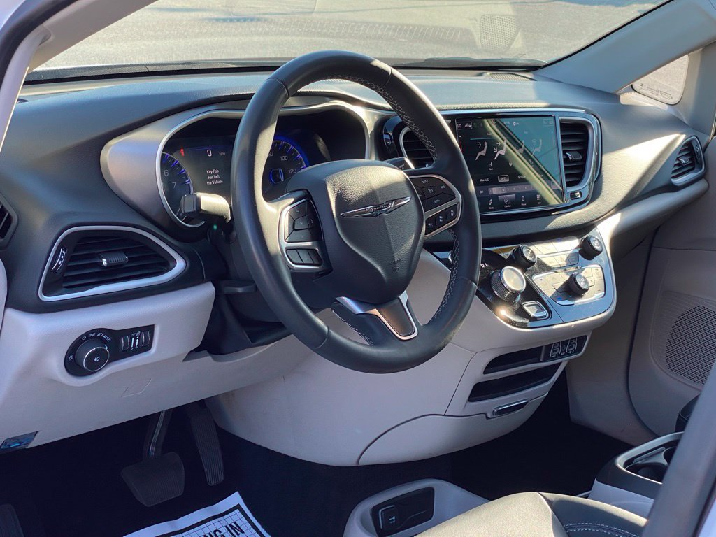 Used 2024 Chrysler Pacifica Touring-L FWD image 10