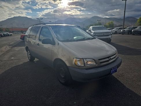 Used 2000 Toyota Sienna LE image 3