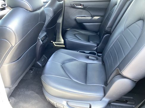 Used 2024 Toyota Highlander XLE FWD image 15