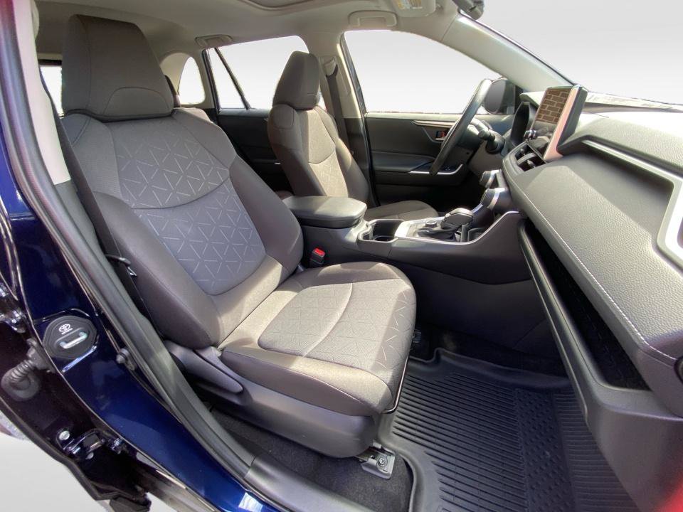 Used 2025 Toyota RAV4 XLE w/ Convenience Package AWD/4WD image 30