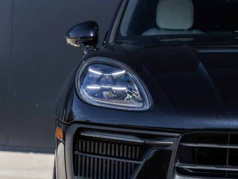 Certified 2024 Porsche Macan S AWD/4WD image 19