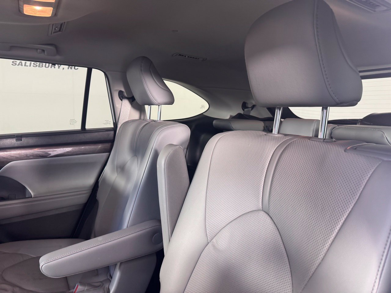 Used 2023 Toyota Highlander Limited FWD image 11