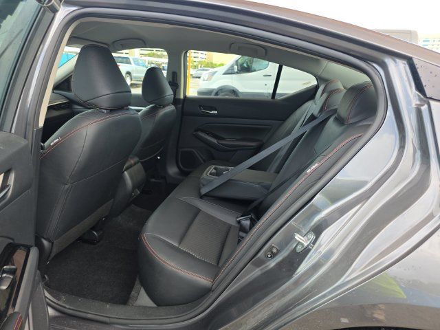 Used 2025 Nissan Altima 2.5 SR FWD image 10