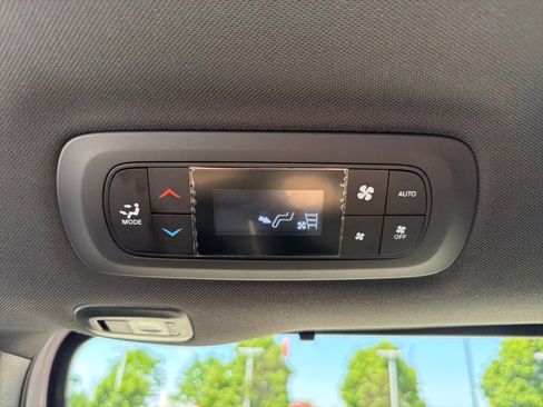 Used 2026 Chrysler Pacifica Limited FWD image 23