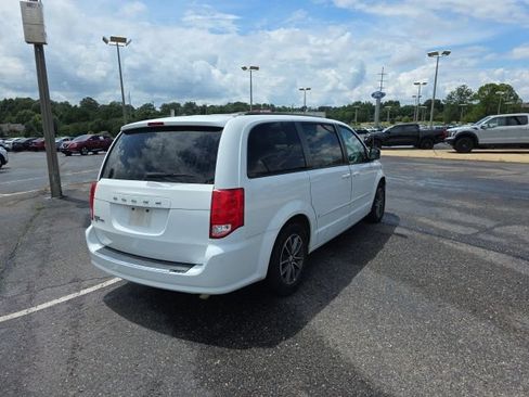 Used 2016 Dodge Grand Caravan SXT FWD image 3