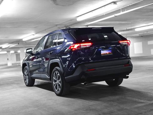 Used 2022 Toyota RAV4 XLE Premium image 5