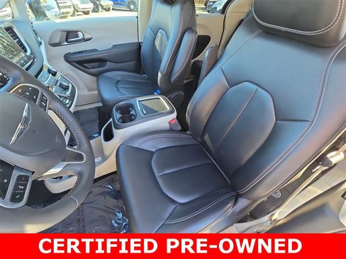 Used 2024 Chrysler Pacifica Touring-L image 17