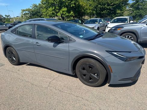 Used 2025 Toyota Prius LE AWD/4WD image 8