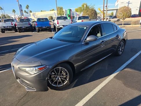 Used 2019 Alfa Romeo Giulia image 11
