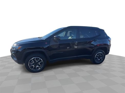 Used 2024 Jeep Compass Trailhawk image 4