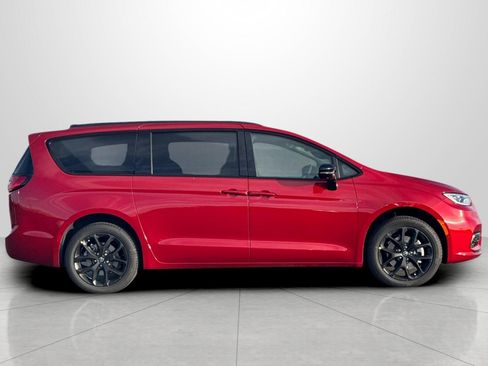 New 2026 Chrysler Pacifica Limited image 3
