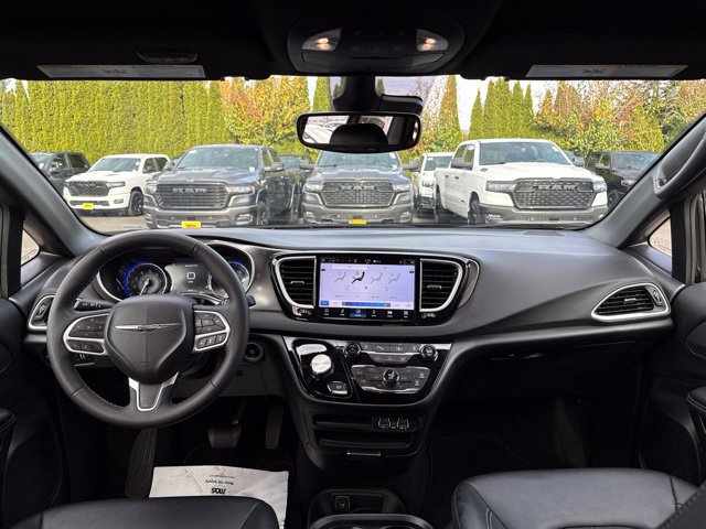 Used 2025 Chrysler Pacifica Select FWD image 19