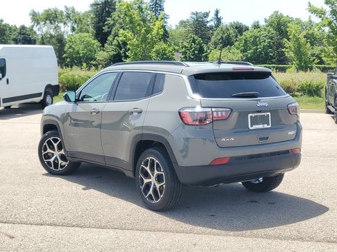 Used 2024 Jeep Compass Latitude AWD/4WD image 3