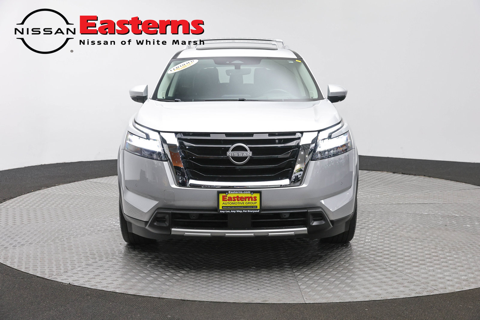 Used 2023 Nissan Pathfinder Platinum AWD/4WD image 2