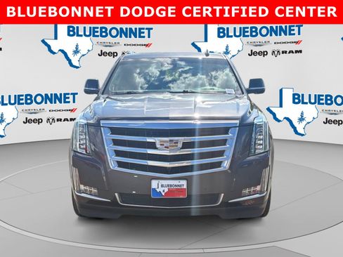 Used 2018 Cadillac Escalade Luxury RWD image 2