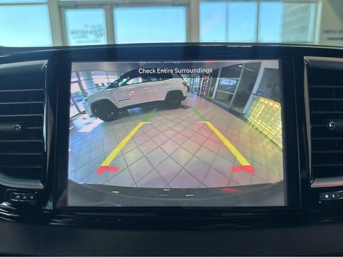Used 2025 Chrysler Pacifica Select FWD image 26