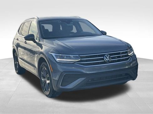 Certified 2024 Volkswagen Tiguan SE image 3
