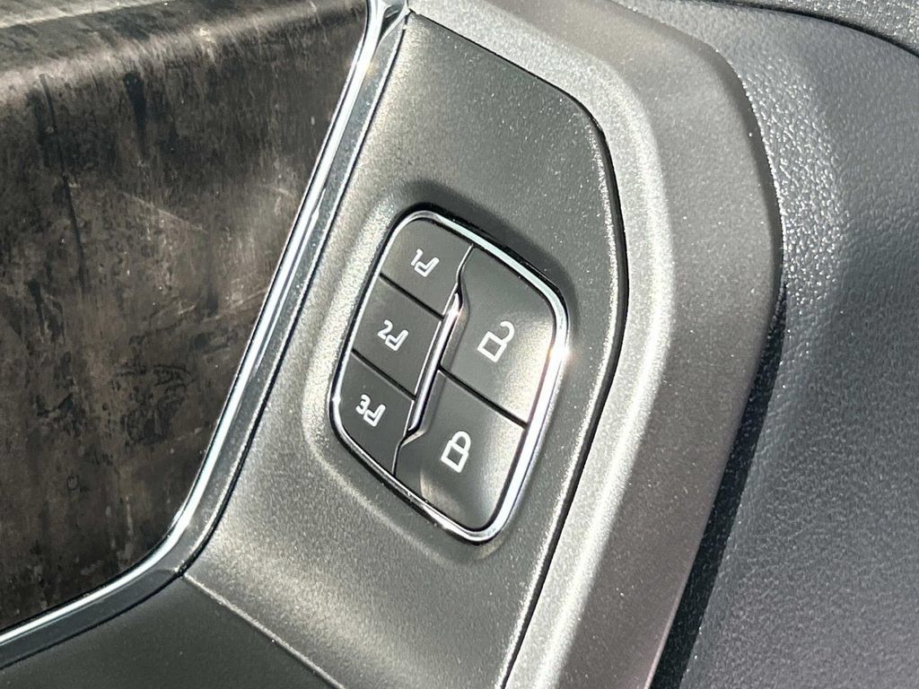 Used 2025 Ford F250 Lariat AWD/4WD image 32