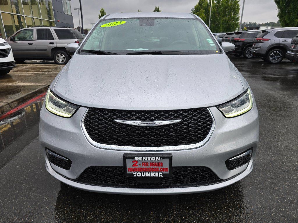 Used 2023 Chrysler Pacifica Touring-L FWD image 2