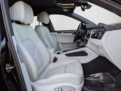 Certified 2024 Porsche Macan image 25