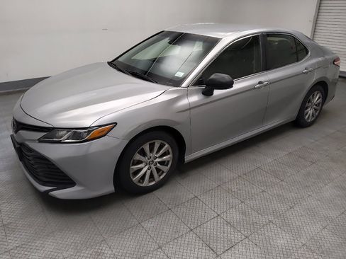 Used 2018 Toyota Camry LE image 2