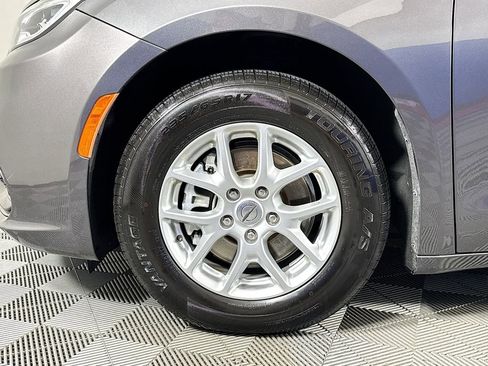 Used 2023 Chrysler Pacifica Touring-L FWD image 30
