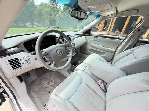 Used 2009 Cadillac DTS w/ Trunk Convenience Package FWD image 10