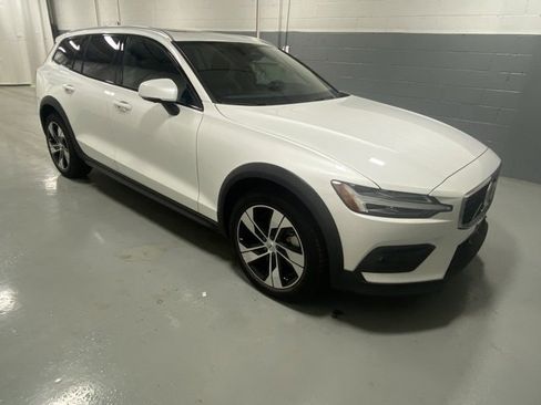 Certified 2024 Volvo V60 B5 Cross Country Plus image 4