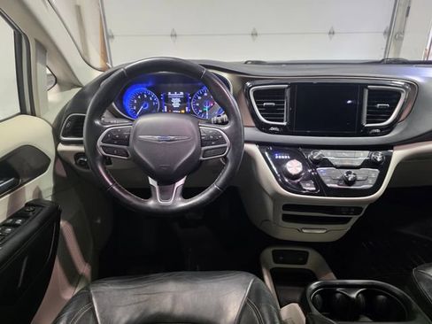 Used 2018 Chrysler Pacifica Touring-L FWD image 15
