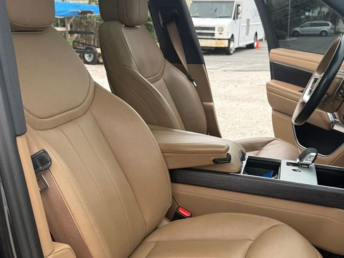 Used 2025 Land Rover Range Rover SE AWD/4WD image 39