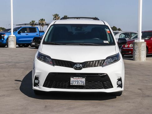 Used 2020 Toyota Sienna SE w/ Nightshade Edition FWD image 2