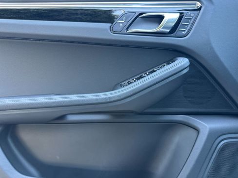 Certified 2025 Porsche Macan AWD/4WD image 12