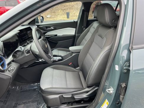 Used 2025 Chevrolet Trax LT image 9