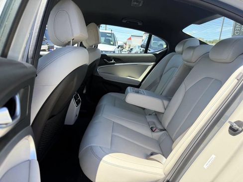 Certified 2025 Genesis G70 2.5T AWD/4WD image 11