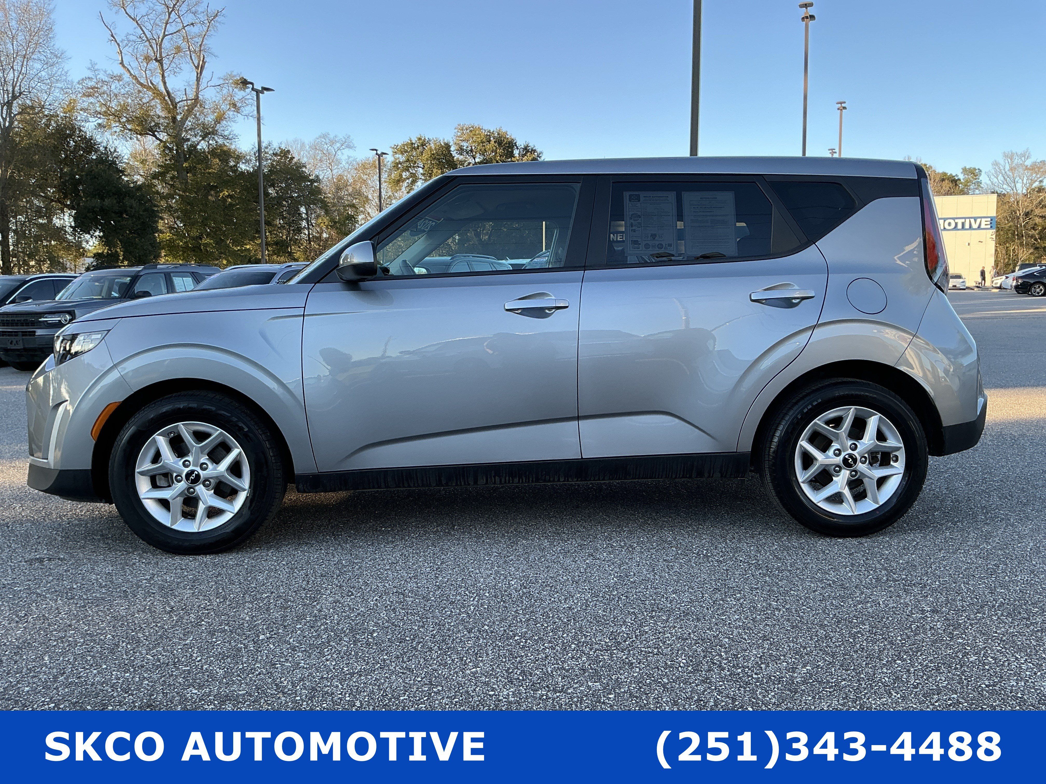 Used 2024 Kia Soul LX w/ Option Group 015 FWD image 2