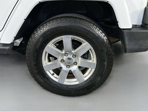 Used 2018 Jeep Wrangler Unlimited Sahara w/ Connectivity Group AWD/4WD image 32